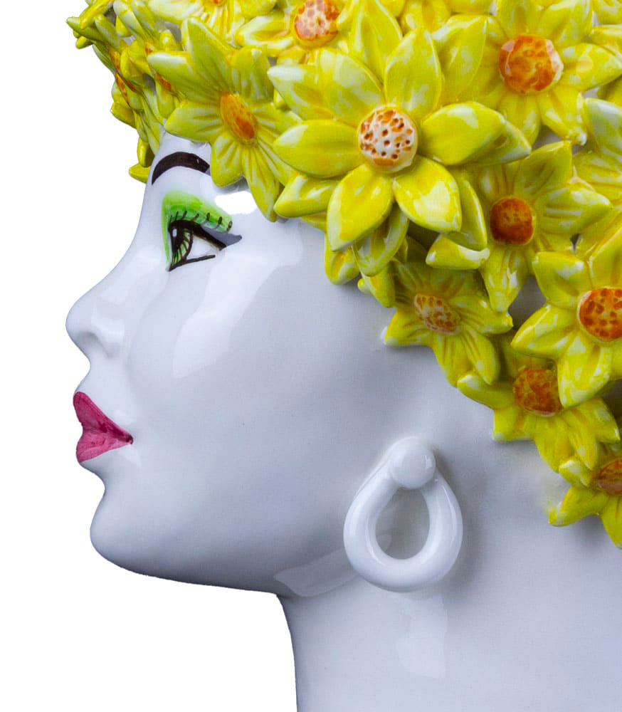 testa con fiori