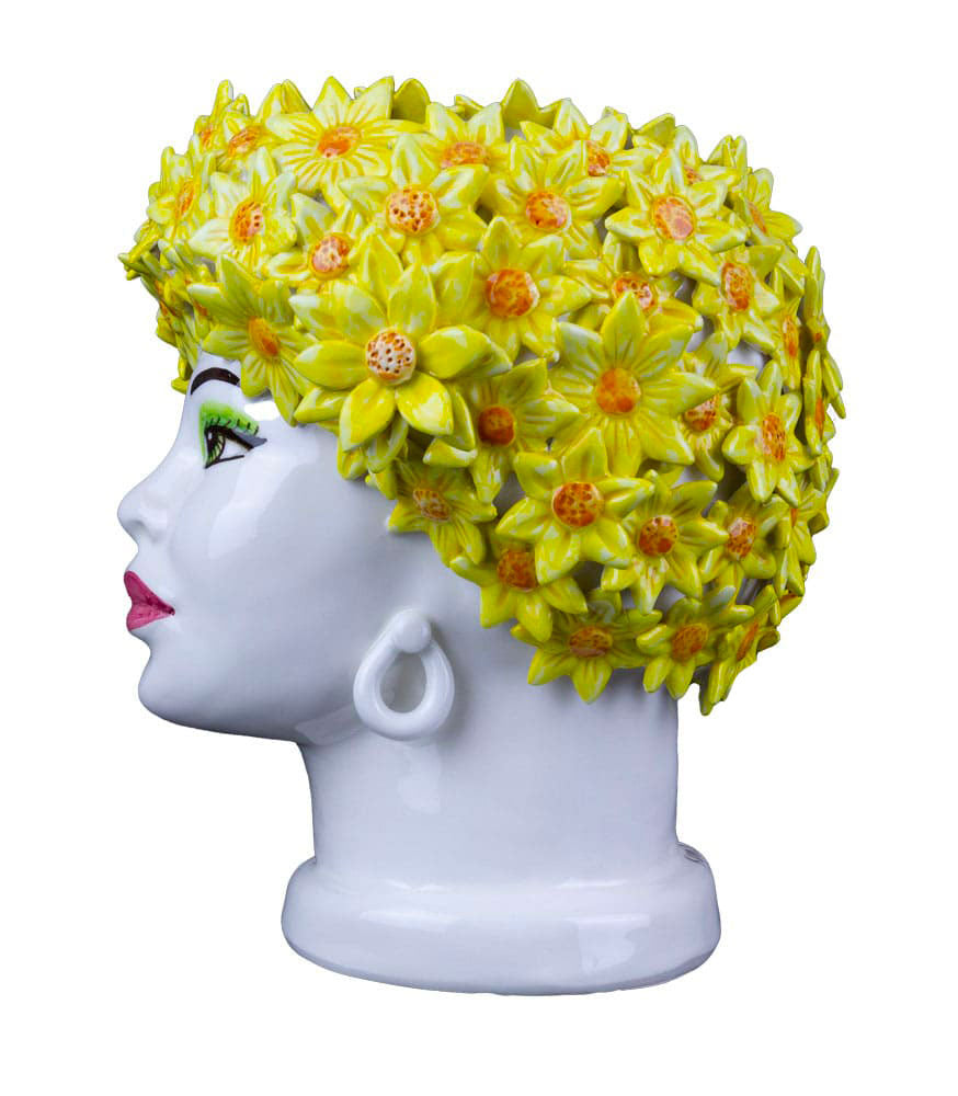 testa con fiori